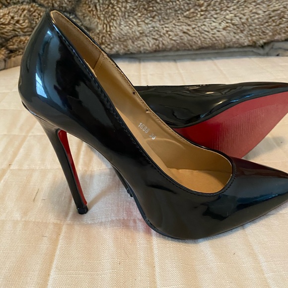 stiletto heels with red bottoms